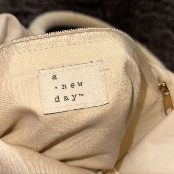 A New Day Creme Crochet Unstructured Medium Size Handbag Mermaidcore Beach Pool - Picture 9 of 10